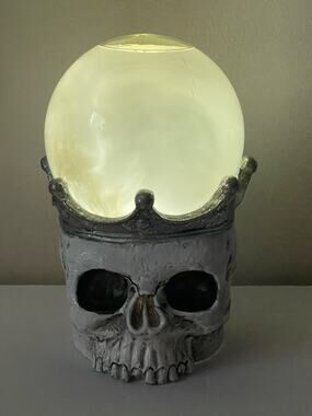 7.5"H Halloween Skull w/Crown LED Lighted Swirling Smoky Water Globe USED